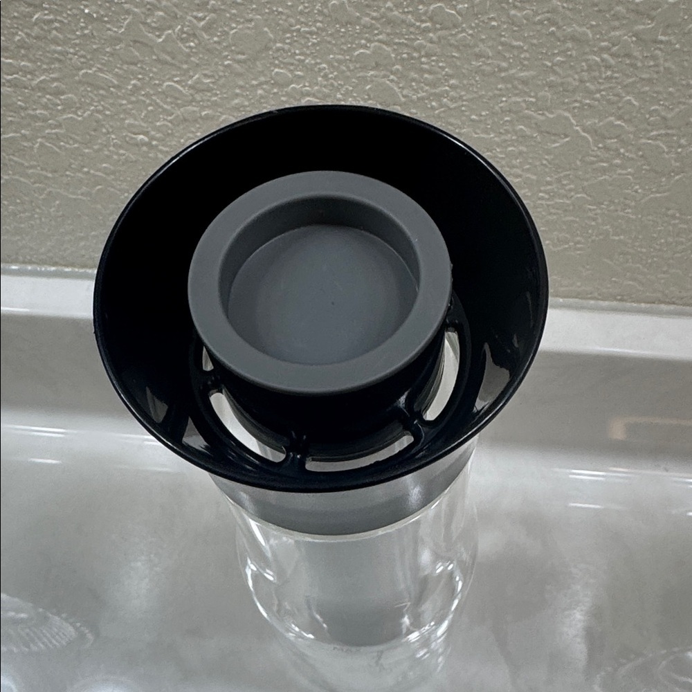 Houdini Glass Carafe with Stainless Steel Center to Chill Wine - Picture 3 of 4